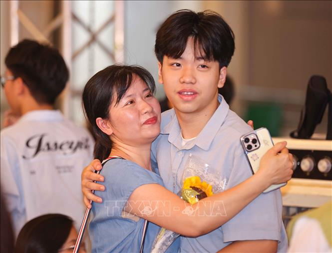 Giây phút xúc động khi học sinh khối 9 với bông hoa trên tay nói lời cảm ơn cha, mẹ. Ảnh: Thanh Tùng - TTXVN