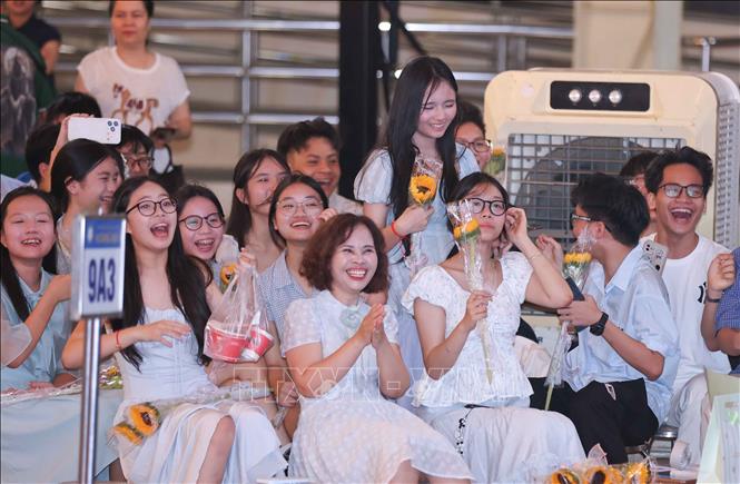 Những khoảnh khắc lưu niệm đáng nhớ, để lại nhiều cảm xúc sâu lắng và trở thành kỷ niệm đẹp trong hành trình tuổi học trò của học sinh khối 9 Trường THCS Hoàng Mai. Ảnh: Thanh Tùng - TTXVN 