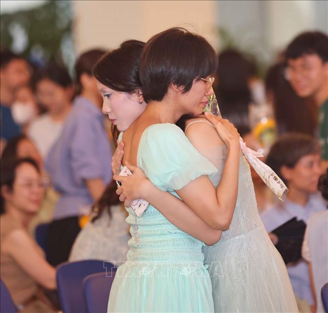 Giây phút xúc động khi học sinh khối 9 với bông hoa trên tay nói lời cảm ơn cha, mẹ. Ảnh: Thanh Tùng - TTXVN 