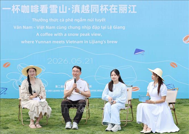 Các bạn trẻ Trung Quốc và Việt Nam trao đổi về cà phê đã trở thành cầu nối cho thanh niên hai nước. Ảnh: Quang Hưng - PV TTXVN tại Trung Quốc