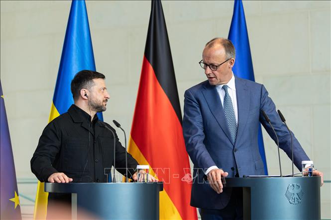 Thủ tướng Đức Friedrich Merz (phải) và Tổng thống Ukraine Volodymyr Zelensky trong cuộc họp báo tại Berlin, ngày 14/4/2026. Ảnh: THX/TTXVN
