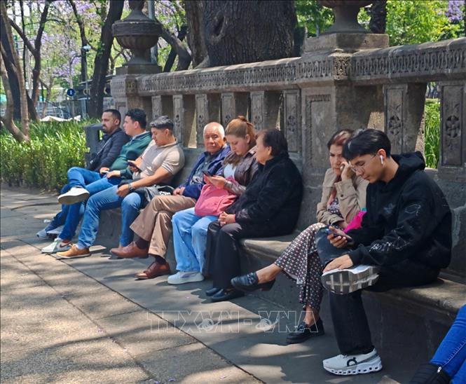 Người dân sử dụng điện thoại thông minh để truy cập các nền tảng trực tuyến tại thủ đô Mexico City trong bối cảnh các chuyên gia cảnh báo nguy cơ gia tăng gian lận trực tuyến và tấn công mạng trước thềm World Cup 2026. Ảnh: Phương Lan- PVTTXVN tại Mexico