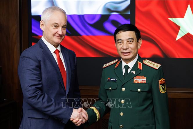 Đại tướng Phan Văn Giang với Bộ trưởng Quốc phòng Nga Andrey Belousov. Ảnh: TTXVN phát