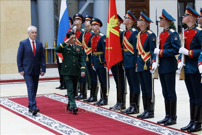  Đại tướng Phan Văn Giang và Bộ trưởng Quốc phòng Nga Andrey Belousov duyệt đội danh dự. Ảnh: TTXVN phát