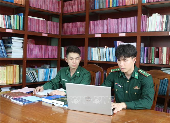 Cán bộ, chiến sỹ Đồn Biên phòng cửa khẩu Chi Ma, tỉnh Lạng Sơn nghiên cứu và tự học các nội dung chuyển đổi số phục vụ công tác dân vận. Ảnh: Quang Duy - TTXVN