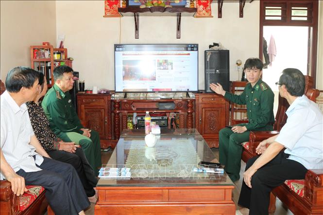 Bộ đội Biên phòng tỉnh Lạng Sơn tuyên truyền, phổ biến kiến thức pháp luật đến nhân dân biên giới trên môi trường mạng. Ảnh: Quang Duy – TTXVN
