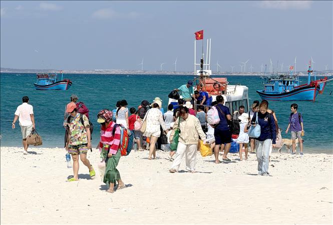 Visitors arrive at Hon Cau Island. VNA Photo: Nguyễn Thanh
