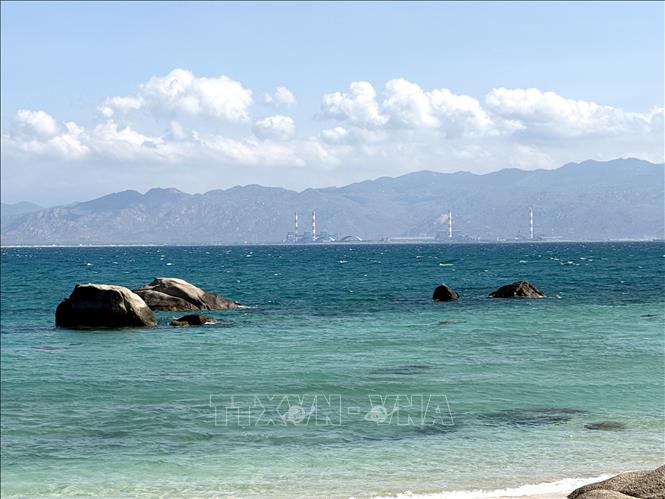 Turquoise water at Hon Cau island. VNA Photo: Nguyễn Thanh