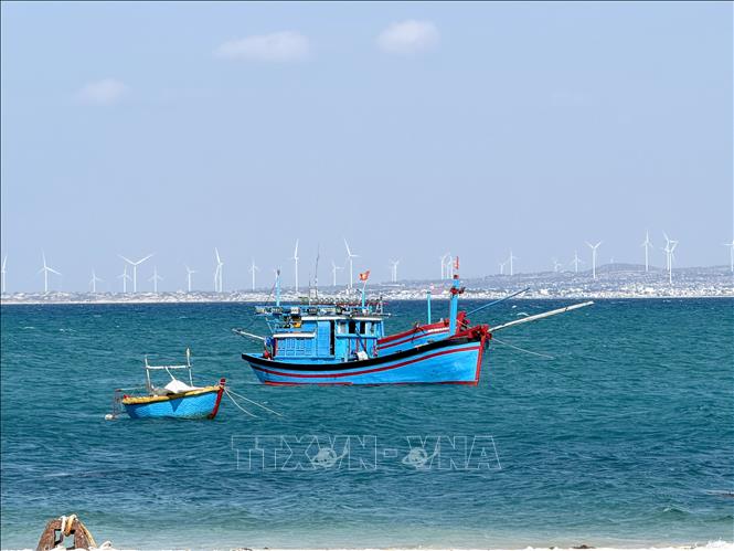 Hon Cau Island with its turquoise waters overlooking the mainland. VNA Photo: Nguyễn Thanh