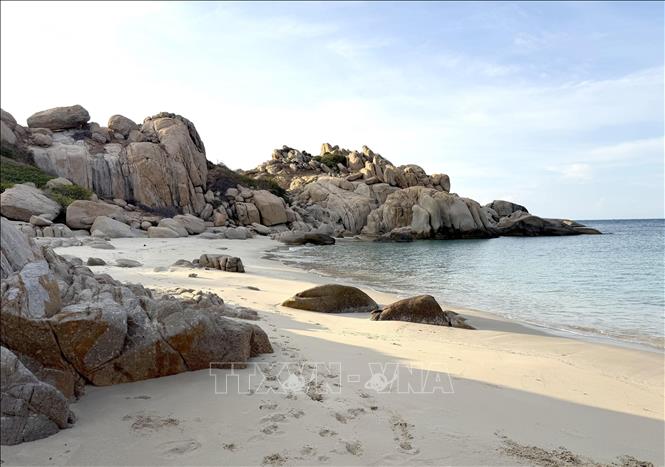 The serene beauty of Bai Tien beach on Hon Cau island captivates visitors with its pristine rock formations and turquoise waters.  VNA Photo: Nguyễn Thanh
