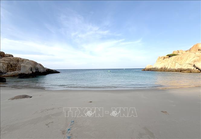 The serene beauty of Bai Tien beach on Hon Cau island captivates visitors with its pristine rock formations and turquoise waters.  VNA Photo: Nguyễn Thanh