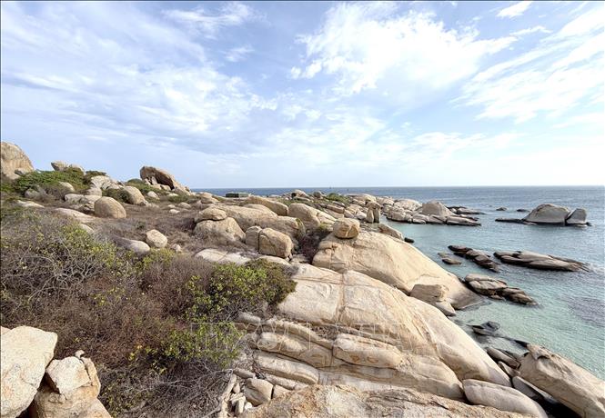 Hon Cau Island is surrounded by tens of thousands of primeval rocks of various sizes and shapes. VNA Photo: Nguyễn Thanh