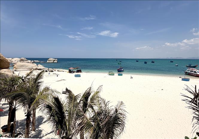 Hon Cau island is an ideal destination for tourists who enjoy exploring the beauty of the sea, love adventure, and immerse themselves in pristine nature. VNA Photo: Nguyễn Thanh