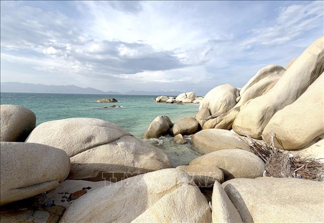 Hon Cau Island is surrounded by tens of thousands of primeval rocks of various sizes and shapes. VNA Photo: Nguyễn Thanh