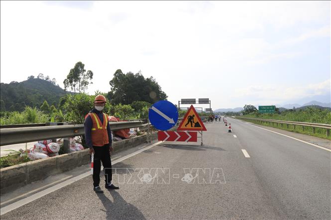 Các nhà thầu thi công trên tuyến cắm biển cảnh báo và bố trí người trực cảnh báo an toàn giao thông và an toàn cho người lao động. Ảnh: Hồng Ninh-TTXVN