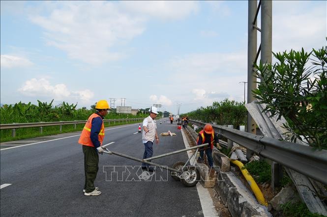 Đại diện Ban quản lý dự án kiểm tra, nhắc nhở công nhân thi công trên tuyến. Ảnh: Hồng Ninh-TTXVN