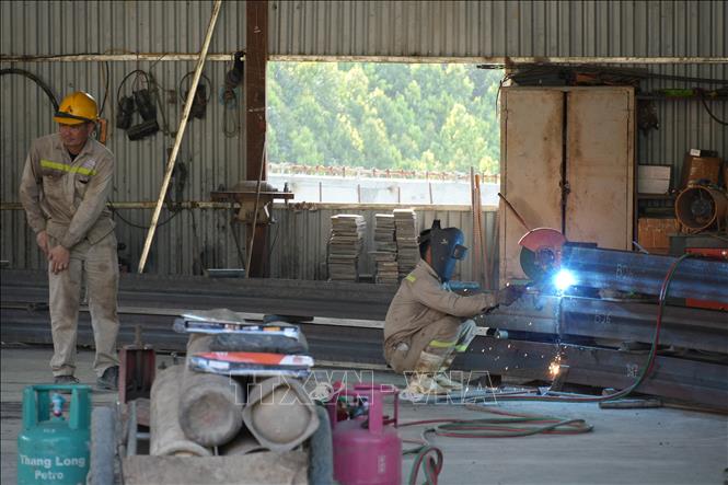 Công nhân hàn các cấu kiện yhi công Khu vực hầm chui qua núi Km187 Cao tốc Nội Bài- Lào Cai. Ảnh: Hồng Ninh-TTXVN