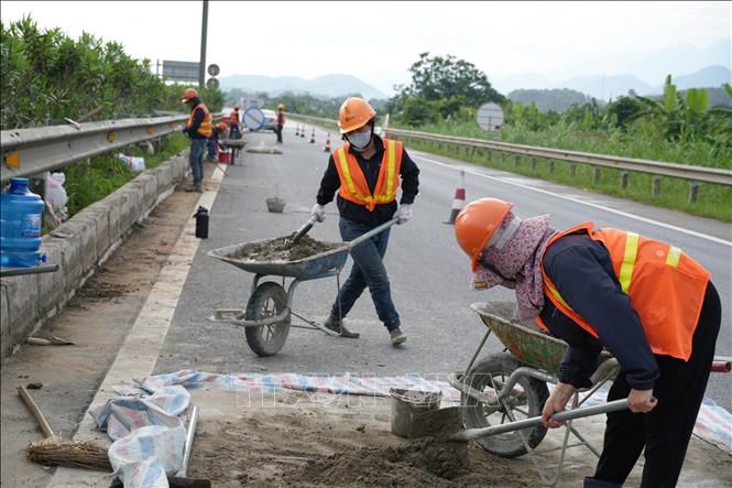 Công nhân được trang bị áo phản quang khi thi công trên tuyến. Ảnh: Hồng Ninh-TTXVN
