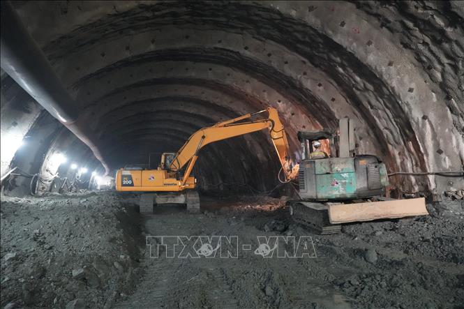Thi công trong Khu vực  hầm chui qua núi Km187 Cao tốc Nội Bài- Lào Cai. Ảnh: Hồng Ninh-TTXVN