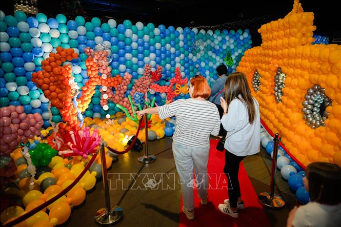 Lễ hội bóng bay thế giới diễn ra từ ngày 15-17/5/2026 tại Vacsava, Ba Lan, trưng bày các tác phẩm nghệ thuật rực rỡ sắc màu được làm từ hơn 100.000 quả bóng bay phân hủy sinh học với chủ đề đa dạng như khu rừng nhiệt đới, thế giới dưới nước, không gian vũ trụ và các công trình kiến ​​trúc nổi bật. Ảnh: THX/TTXVN