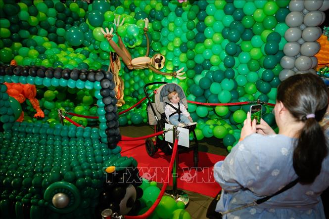 Lễ hội bóng bay thế giới diễn ra từ ngày 15-17/5/2026 tại Vacsava, Ba Lan, trưng bày các tác phẩm nghệ thuật rực rỡ sắc màu được làm từ hơn 100.000 quả bóng bay phân hủy sinh học với chủ đề đa dạng như khu rừng nhiệt đới, thế giới dưới nước, không gian vũ trụ và các công trình kiến ​​trúc nổi bật. Ảnh: THX/TTXVN