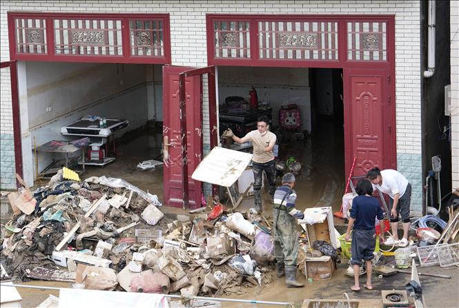 Mưa lớn liên tiếp đã gây ra lũ lụt nghiêm trọng tại huyện Shimen, tỉnh Hồ Nam, Trung Quốc, khiến 4 người thiệt mạng và 1 người mất tích. Cơ quan ứng phó khẩn cấp và an toàn lao động huyện Shimen cho biết tính đến ngày 19/5/2026, có tổng cộng 61.583 người dân bị ảnh hưởng từ đợt mưa lũ này, trong đó 19.040 người đã được sơ tán đến nơi an toàn. Trong ảnh: Người dân dọn dẹp sau mưa lũ tại Hồ Nam, Trung Quốc, ngày 20/5/2026. Ảnh: THX/TTXVN