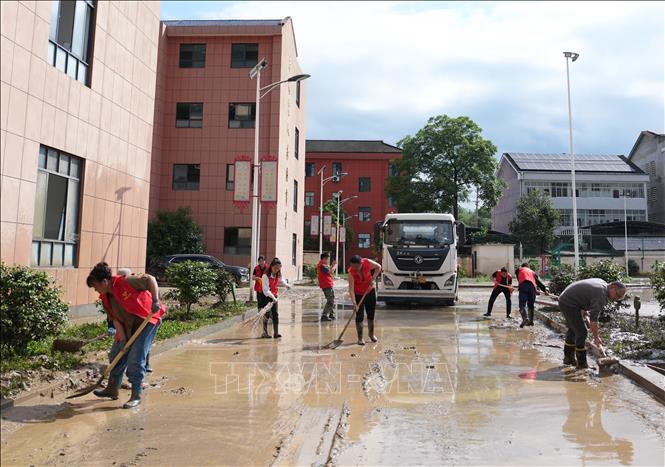 Mưa lớn liên tiếp đã gây ra lũ lụt nghiêm trọng tại huyện Shimen, tỉnh Hồ Nam, Trung Quốc, khiến 4 người thiệt mạng và 1 người mất tích. Cơ quan ứng phó khẩn cấp và an toàn lao động huyện Shimen cho biết tính đến ngày 19/5/2026, có tổng cộng 61.583 người dân bị ảnh hưởng từ đợt mưa lũ này, trong đó 19.040 người đã được sơ tán đến nơi an toàn. Trong ảnh: Người dân dọn dẹp sau mưa lũ tại Hồ Nam, Trung Quốc, ngày 20/5/2026. Ảnh: THX/TTXVN