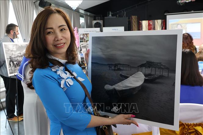 Một bức ảnh của NSNA Mỹ Dũng đã được bán đấu giá. Ảnh: Thuỳ Linh - PV TTXVN tại Đức