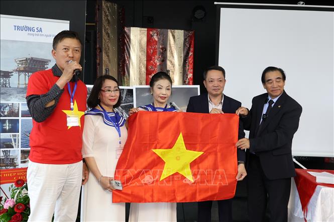 Trao tặng CLB Trường Sa lá cờ Tổ quốc có đóng dấu của những điểm đảo và vùng biển. Ảnh: Thuỳ Linh - PV TTXVN tại Đức