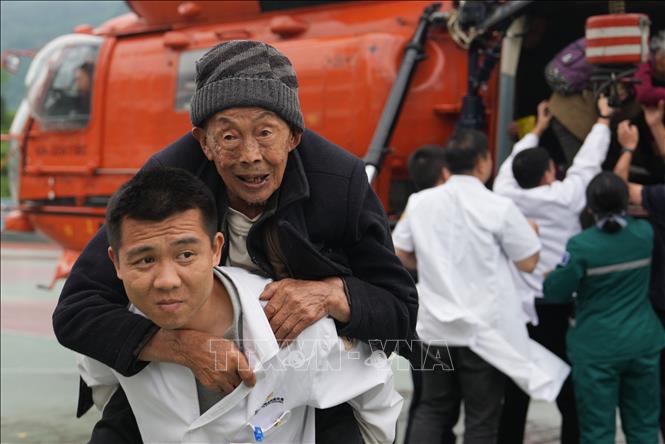 Mưa lớn liên tiếp đã gây ra lũ lụt nghiêm trọng tại huyện Shimen, tỉnh Hồ Nam, Trung Quốc, khiến 4 người thiệt mạng và 1 người mất tích. Cơ quan ứng phó khẩn cấp và an toàn lao động huyện Shimen cho biết tính đến ngày 19/5/2026, có tổng cộng 61.583 người dân bị ảnh hưởng từ đợt mưa lũ này, trong đó 19.040 người đã được sơ tán đến nơi an toàn. Trong ảnh: Nhân viên y tế hỗ trợ sơ tán người dân bị ảnh hưởng bởi mưa lũ tại Hồ Nam, Trung Quốc, ngày 21/5/2026. Ảnh: THX/TTXVN