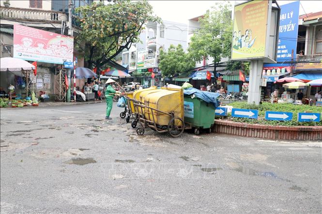 Ga rác tại ngã ba giao cắt giữa các tuyến đường Đình Đông, Chợ Hàng và Hàng Kênh thuộc phường Lê Chân sau khi TTXVN phản ánh đã được điều chỉnh bước đầu gọn gàng hơn. Ảnh: Hoàng Ngọc – TTXVN 