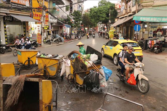 Ga rác tại ngã ba giao cắt giữa các tuyến đường Đình Đông, Chợ Hàng và Hàng Kênh thuộc phường Lê Chân trước khi TTXVN phản ánh về tình trạng nhếch nhác. Ảnh: Hoàng Ngọc - TTXVN 