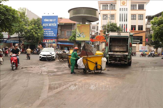Ga rác tại ngã ba giao cắt giữa các tuyến đường Đình Đông, Chợ Hàng và Hàng Kênh thuộc phường Lê Chân trước khi TTXVN phản ánh về tình trạng nhếch nhác. Ảnh: Hoàng Ngọc - TTXVN 
