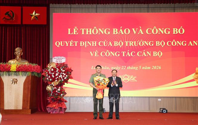 Bí thư Tỉnh ủy Lai Châu Lê Minh Ngân tặng hoa chúc mừng Thiếu tướng Nguyễn Viết Giang, Giám đốc Công an tỉnh Lai Châu đến nhận công tác và giữ chức vụ Cục trưởng Cục Xây dựng phong trào bảo vệ an ninh Tổ quốc - Bộ Công an. Ảnh: Nguyễn Oanh-TTXVN