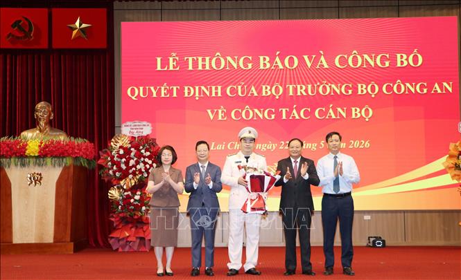 Ban Thường vụ Tỉnh ủy Lai Châu tặng hoa chúc mừng Đại tá Bùi Quyết Toán, tân Giám đốc Công an tỉnh Lai Châu. Ảnh: Nguyễn Oanh-TTXVN