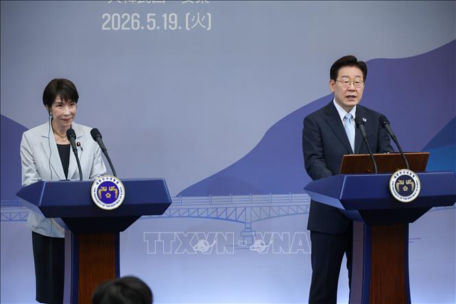 Ngày 19/5/2026, tại phiên khai mạc hội nghị thượng đỉnh ở thành phố Andong, tỉnh Gyeongsang Bắc (Hàn Quốc), Tổng thống Hàn Quốc Lee Jae Myung và Thủ tướng Nhật Bản Sanae Takaichi đã nhất trí mở rộng hợp tác song phương trong lĩnh vực chuỗi cung ứng và an ninh năng lượng, bao gồm dầu thô và khí tự nhiên hóa lỏng (LNG), trong bối cảnh xung đột kéo dài tại Trung Đông tiếp tục gây bất ổn thị trường năng lượng toàn cầu. Ảnh: Yonhap/TTXVN