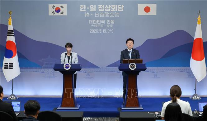 Ngày 19/5/2026, tại phiên khai mạc hội nghị thượng đỉnh ở thành phố Andong, tỉnh Gyeongsang Bắc (Hàn Quốc), Tổng thống Hàn Quốc Lee Jae Myung và Thủ tướng Nhật Bản Sanae Takaichi đã nhất trí mở rộng hợp tác song phương trong lĩnh vực chuỗi cung ứng và an ninh năng lượng, bao gồm dầu thô và khí tự nhiên hóa lỏng (LNG), trong bối cảnh xung đột kéo dài tại Trung Đông tiếp tục gây bất ổn thị trường năng lượng toàn cầu. Ảnh: Yonhap/TTXVN