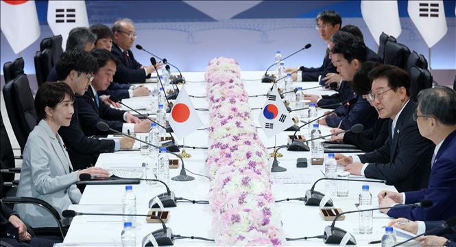 Ngày 19/5/2026, tại phiên khai mạc hội nghị thượng đỉnh ở thành phố Andong, tỉnh Gyeongsang Bắc (Hàn Quốc), Tổng thống Hàn Quốc Lee Jae Myung và Thủ tướng Nhật Bản Sanae Takaichi đã nhất trí mở rộng hợp tác song phương trong lĩnh vực chuỗi cung ứng và an ninh năng lượng, bao gồm dầu thô và khí tự nhiên hóa lỏng (LNG), trong bối cảnh xung đột kéo dài tại Trung Đông tiếp tục gây bất ổn thị trường năng lượng toàn cầu. Ảnh: Yonhap/TTXVN
