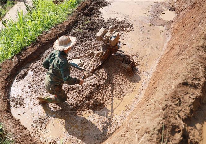 Người dân làm đất ruộng bậc thang trước khi nước đổ về. Ảnh: Quý Trung – TTXVN