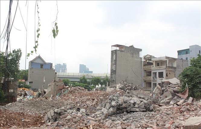 Khu vực đầu tuyến giao với đường Phạm Văn Đồng đang tiến hành phá dỡ một số nhà dân để bàn giao mặt bằng. Ảnh: Nguyễn Thắng - TTXVN