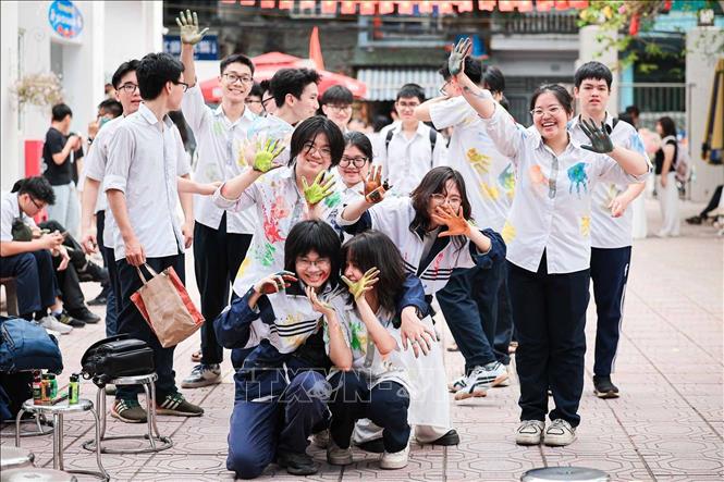 Không khí vui nhộn, rộn ràng của học sinh cuối cấp trong ngày khép lại quãng đời học sinh dưới mái trường THPT Đoàn Kết - Hai Bà Trưng. Ảnh: Phạm Tuấn Anh - TTXVN