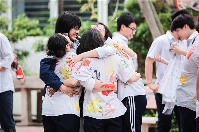Những cái ôm thật chặt giữa các nữ sinh trong giờ phút chia tay cuối cấp. Ảnh: Phạm Tuấn Anh - TTXVN