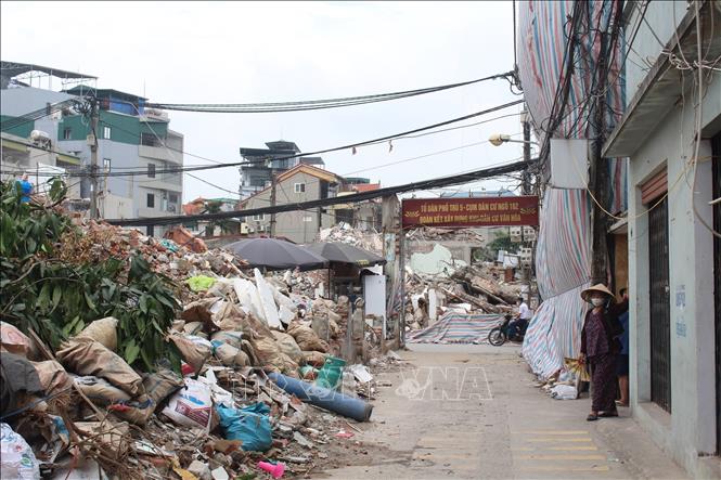 Người dân phường Đông Ngạc nơi có dự án đi qua đồng thuận tháo dỡ, bàn giao mặt bằng cho đơn vị thi công. Ảnh: Nguyễn Thắng - TTXVN