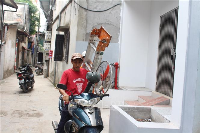Người dân thu dọn đồ đạc để tháo dỡ nhà bàn giao mặt bằng cho đơn vị thi công. Ảnh: Nguyễn Thắng - TTXVN