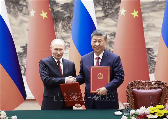 Ngày 20/5/2026, sau cuộc hội đàm tại Đại lễ đường Nhân dân ở Bắc Kinh, Chủ tịch Trung Quốc Tập Cận Bình và Tổng thống Nga Vladimir Putin đã ký và ra tuyên bố chung về việc tăng cường hơn nữa quan hệ đối tác hợp tác chiến lược toàn diện và làm sâu sắc hơn nữa hợp tác láng giềng hữu nghị, đồng thời chứng kiến lễ ký kết 20 văn kiện hợp tác trong nhiều lĩnh vực. Ảnh: THX/TTXVN
