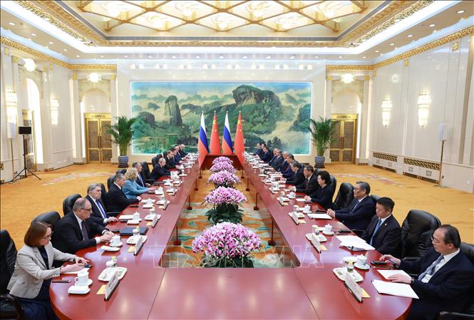 Ngày 20/5/2026, sau cuộc hội đàm tại Đại lễ đường Nhân dân ở Bắc Kinh, Chủ tịch Trung Quốc Tập Cận Bình và Tổng thống Nga Vladimir Putin đã ký và ra tuyên bố chung về việc tăng cường hơn nữa quan hệ đối tác hợp tác chiến lược toàn diện và làm sâu sắc hơn nữa hợp tác láng giềng hữu nghị, đồng thời chứng kiến lễ ký kết 20 văn kiện hợp tác trong nhiều lĩnh vực. Ảnh: THX/TTXVN