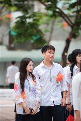 Ngày hội ra trường năm nay không chỉ là thời khắc khép lại quãng đời học sinh, mà còn là cột mốc đánh dấu sự trưởng thành vượt bậc về tri thức và bản lĩnh. Ảnh: Phạm Tuấn Anh - TTXVN