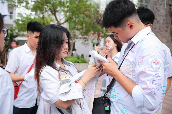 Trên mỗi chiếc áo đồng phục là những lời chúc, lời nhắn và cả những điều chưa kịp nói trong suốt những năm tháng học trò. Ảnh: Phạm Tuấn Anh - TTXVN