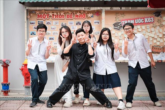 Trước bảng lưu niệm “Một thời để nhớ”, học sinh cùng nhau ghi lại khoảnh khắc chia tay cuối cấp. Ảnh: Phạm Tuấn Anh - TTXVN