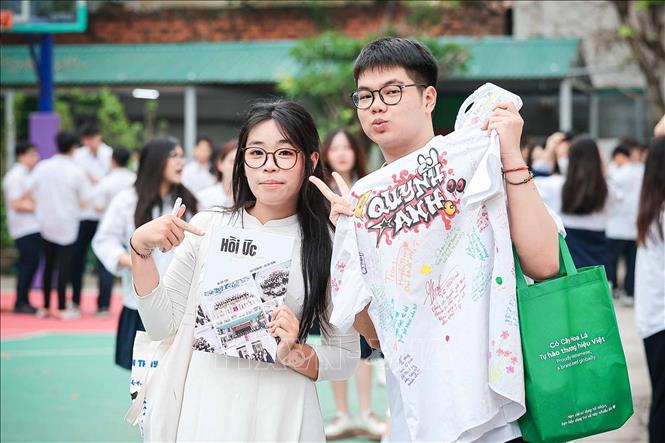 Cuốn kỷ yếu, chiếc áo đầy chữ ký và nụ cười của học sinh cuối cấp trở thành những kỷ vật đặc biệt của tuổi thanh xuân. Ảnh: Phạm Tuấn Anh - TTXVN